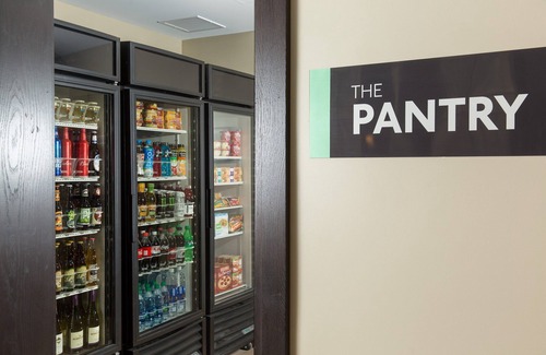 Corona Apartamento | King Suite. Free Breakfast. Pool & Hot Tub. Gym. Close to Amazon!