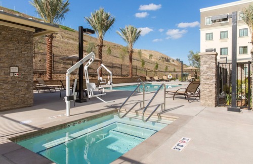 Corona Apartamento | King Suite. Free Breakfast. Pool & Hot Tub. Gym. Close to Amazon!