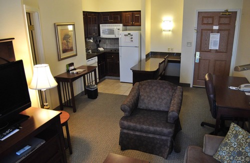 Okemos Condominio | King Suite. Free Breakfast.