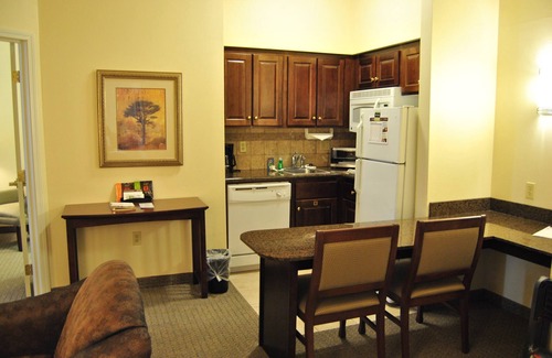 Okemos Condominio | King Suite. Free Breakfast.