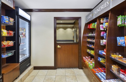 Okemos Condominio | King Suite. Free Breakfast.