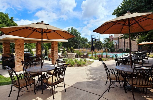 Peoria Apartamento | King Suite. Free Breakfast. Pool & Hot Tub. Great for Business Travelers!