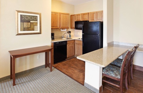 Rogers Condominio | King Suite. Free Breakfast. Gym. Great for Business Travelers!