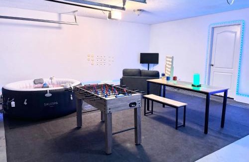 Ellenwood Casa | King Suite - Game Room - Gym - Private Bath - Hot Tub