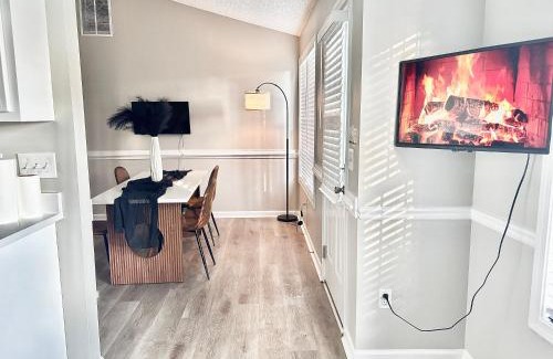 Ellenwood Casa | King Suite - Game Room - Gym - Private Bath - Hot Tub