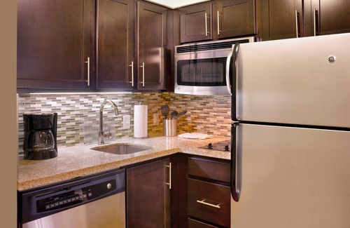 Midvale Apartamento | King Suite | Heated Pool & Hot Tub. Free Breakfast Buffet. Near Jordan Landing!