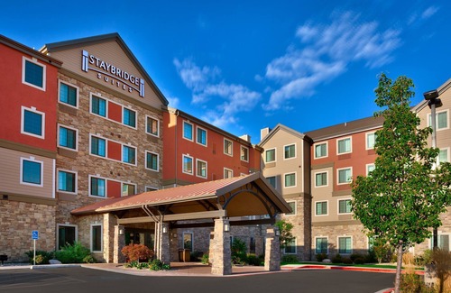 Midvale Apartamento | King Suite | Heated Pool & Hot Tub. Free Breakfast Buffet. Near Jordan Landing!