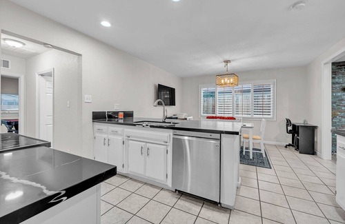 Citrus Heights Casa | King Suite House guest house, heated pool, spa, pool table, ping pong