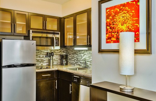 Bismarck Condominio | Suite King Equipada Accesible Cerca del Centro | Desayuno diario gratuito + piscina cubierta