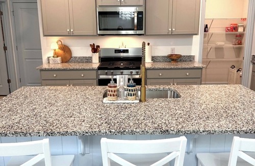 Summerville Casa | King Suite - Pools, Waterslide, Splashpad 5BR/3BA in Summerville
