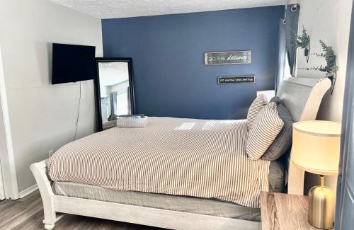 Jonesboro Casa | King Suite - Private Bath - Hot Tub - Home Theater - Room 5 735