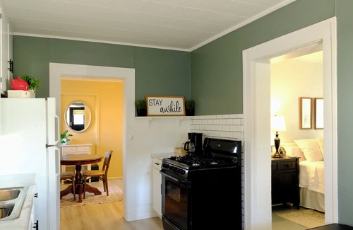 Palmyra Apartamento | King Suite Sanctuary: Historic Main Street Charm in Downtown Palmyra