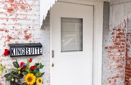 Palmyra Apartamento | King Suite Sanctuary: Historic Main Street Charm in Downtown Palmyra