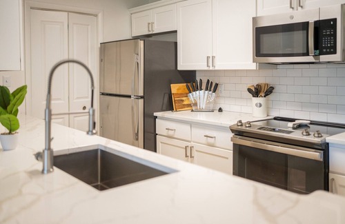 Sharon Woods Apartamento | King Suite ♛ South Charlotte | Free Parking & Pool
