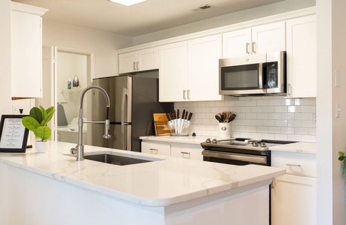 Sharon Woods Apartamento | King Suite ♛ South Charlotte | Free Parking & Pool