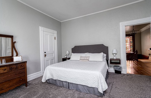 Towanda Cama Y Desayuno | King Suite w/ Bath - Hatch House B&B