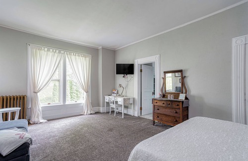 Towanda Cama Y Desayuno | King Suite w/ Bath - Hatch House B&B