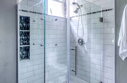 Towanda Cama Y Desayuno | King Suite w/ Bath - Hatch House B&B