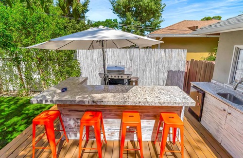 Winnetka Casa | King-Suite w/Beautiful Backyard W/ Built in Bar and Barbecue Area in great area