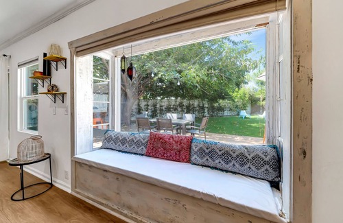 Winnetka Casa | King-Suite w/Beautiful Backyard W/ Built in Bar and Barbecue Area in great area