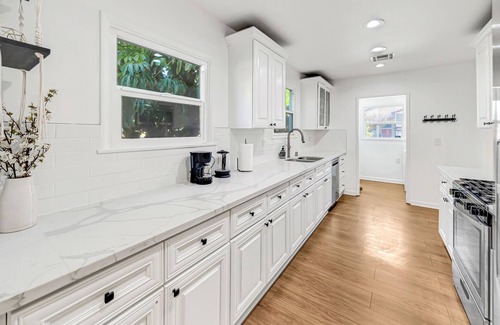 Winnetka Casa | King-Suite w/Beautiful Backyard W/ Built in Bar and Barbecue Area in great area