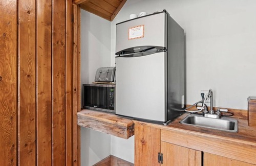 Townsend Hotel | King Suite w/ Skylights | Sofa Lounge | Balcony + Trees