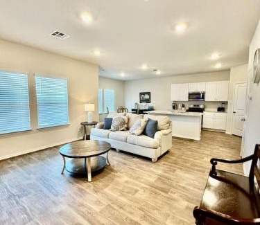 Medina Valley Casa | King Suite with Community Pool and Grill