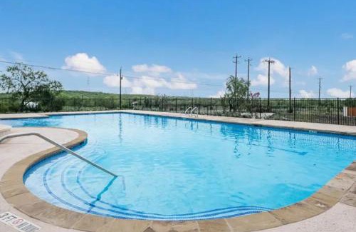 Medina Valley Casa | King Suite with Community Pool and Grill