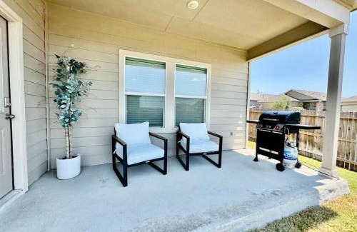Medina Valley Casa | King Suite with Community Pool and Grill