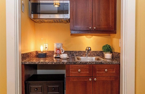 St. Augustine Condominio | King Suite with full size fridge-balcony-pool courtyard view-sleeper sofa