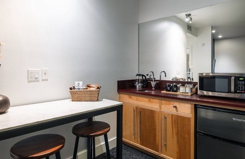 Truckee Hotel | King + Twin Sleeper + Full, Gravity Haus, Sauna, Outdoor Hot Tub - 2 Units
