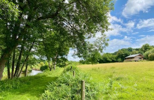 Bodmin Casa | Kingfisher Cabin, Butterwell Farm, Riverside cabin on 40-acre private estate