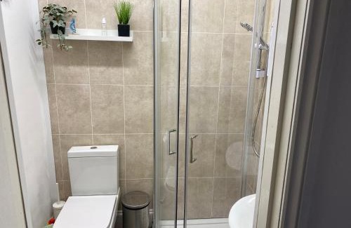 Stoke Casa | Kingfisher En-suite Room