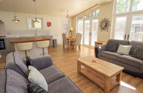 Gargrave Cabaña | KINGFISHER LODGE, family friendly, luxury holiday cottage in Gargrave