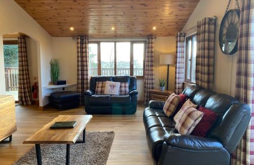 Cupar Chalet De Esquí | Kingfisher Lodge with Hot Tub