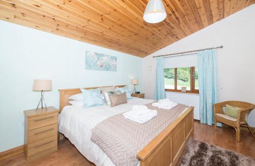 Cupar Chalet De Esquí | Kingfisher Lodge with Hot Tub