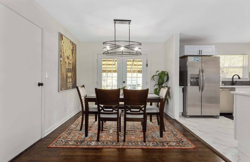 Lee's Summit Casa | Kings Beds w/TV's Steps to Shops NEW