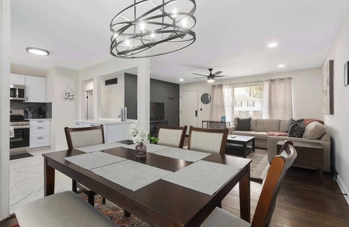 Lee's Summit Casa | Kings Beds w/TV's Steps to Shops NEW