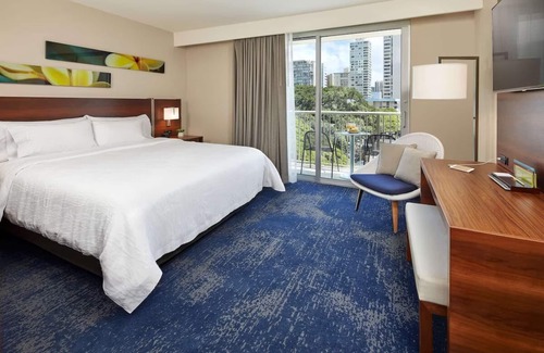 Diamond Head - Kapahulu - St. Louis Hotel | King’s City View Escape, Hilton Garden Inn, Deck & Pool, Urban Beach Life