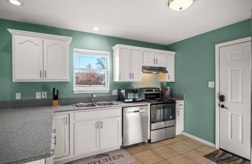 Topeka Casa | Kings Cottage 4 bed/3 full bath central Topeka
