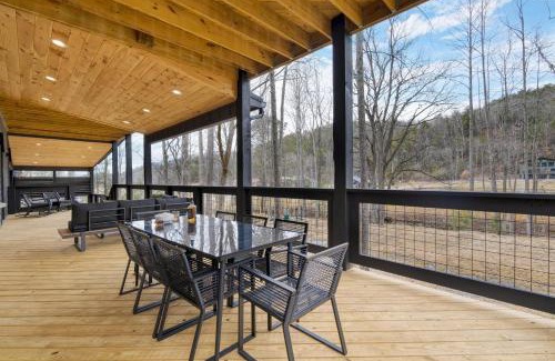 Pittman Center Casa | Kings Crown by AvantStay Indoor Pool Hot Tub Firepit Theater All-Season Retreat