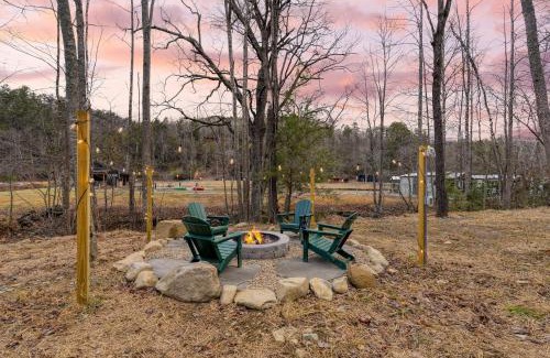 Pittman Center Casa | Kings Crown by AvantStay Indoor Pool Hot Tub Firepit Theater All-Season Retreat