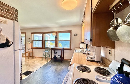 East Boothbay Cabaña | King’s View - Stunning Panoramic Ocean Views