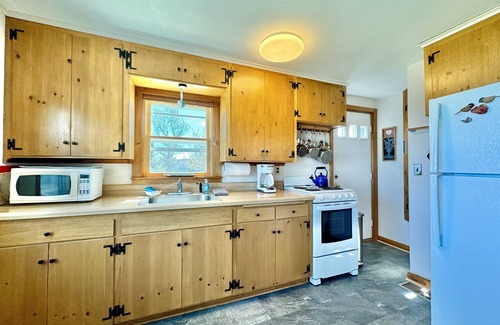 East Boothbay Cabaña | King’s View - Stunning Panoramic Ocean Views