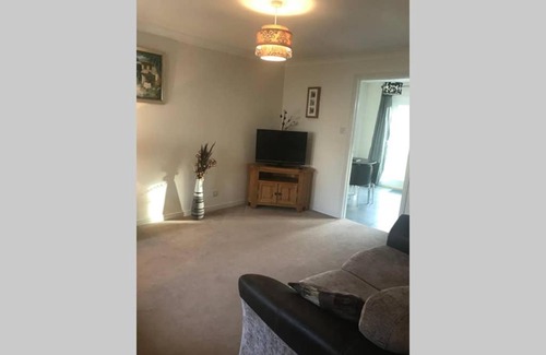 Aberdeen Casa | Kingseat 3 Bed Home With Fast Fibre WiFi &Parking
