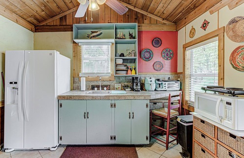 Kingsland Cabaña | Kingsland Casita – Charming Lakeview Cottage for 4 w/ Lake Access!