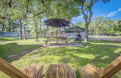 Kingsland Cabaña | Kingsland Casita – Charming Lakeview Cottage for 4 w/ Lake Access!