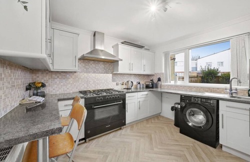 Reading Casa | Kingsley House - A Great 4 bedroom house in Reading with free parking.