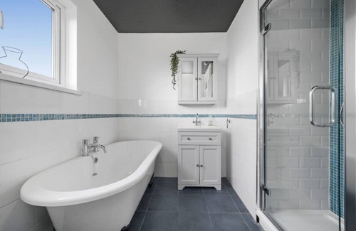 Reading Casa | Kingsley House - A Great 4 bedroom house in Reading with free parking.