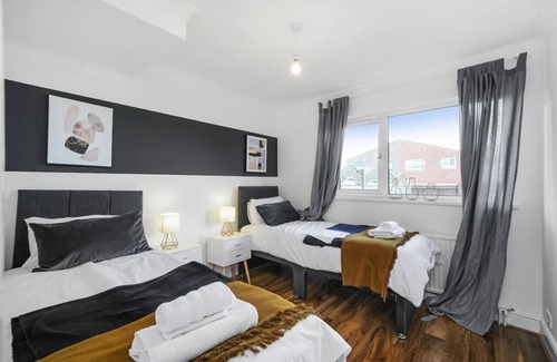 Reading Casa | Kingsley House - A Great 4 bedroom house in Reading with free parking.